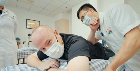 GLOBALink | Vlog: American expat in S. China experiences TCM therapies